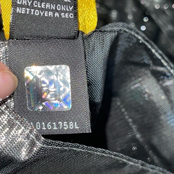 Preloved Fendi silk scarf gorgeous condition size is 70” long and 18”wide - Picture 3 of 15